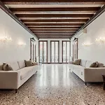 Guesthost - Elegant Near Piazza San Marco