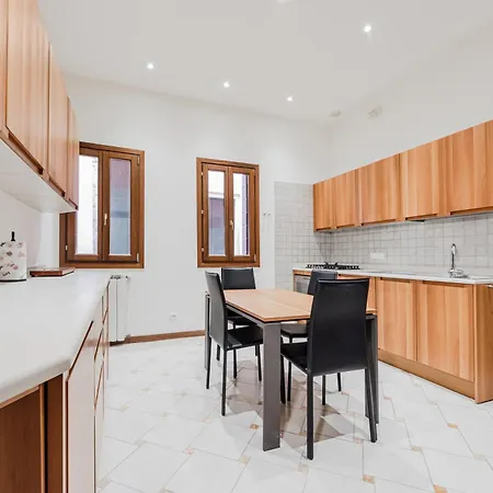 Апартаменты Elegant 7 Minutes From Piazza San Marco! *