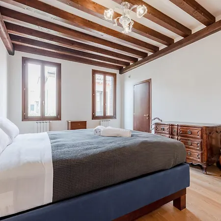 Апартаменты Elegant 7 Minutes From Piazza San Marco!