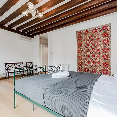 Elegant 7 Minutes From Piazza San Marco! * Венеция