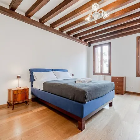 Апартаменты Elegant 7 Minutes From Piazza San Marco!