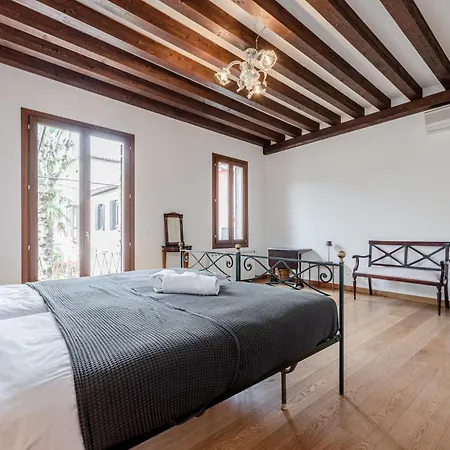 Апартаменты Elegant 7 Minutes From Piazza San Marco! Венеция