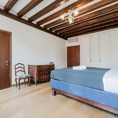 Elegant 7 Minutes From Piazza San Marco! Апартаменты