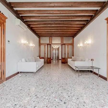 Elegant 7 Minutes From Piazza San Marco! Венеция