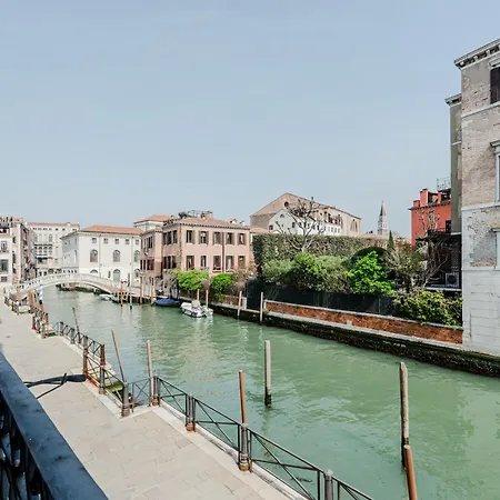 Elegant 7 Minutes From Piazza San Marco! Венеция