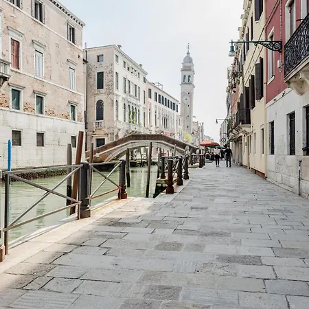 Апартаменты Elegant 7 Minutes From Piazza San Marco!